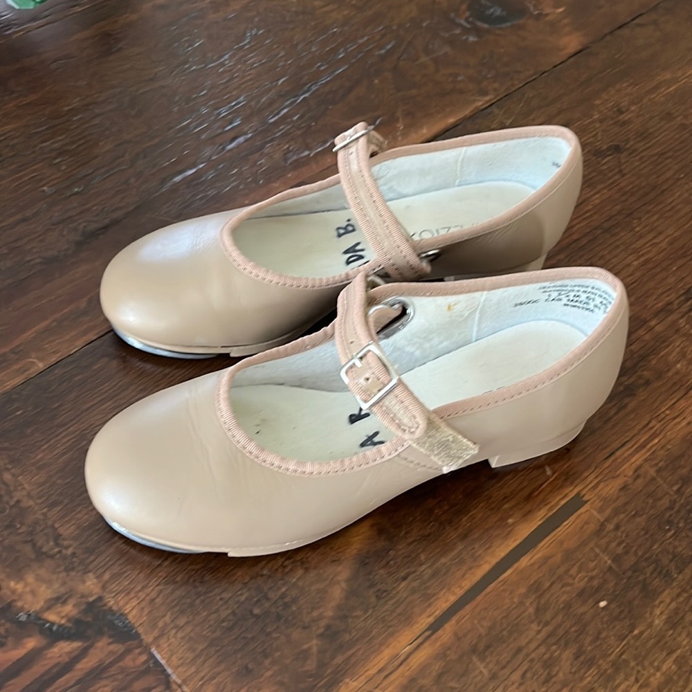 Girls Capezio tap dance